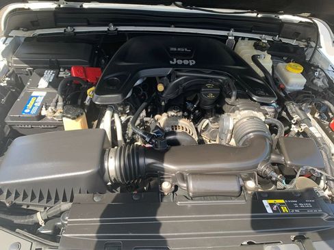 Used 2018 Jeep Wrangler Unlimited Sahara image 11