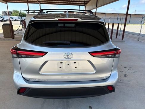 Used 2021 Toyota Highlander XLE FWD image 7