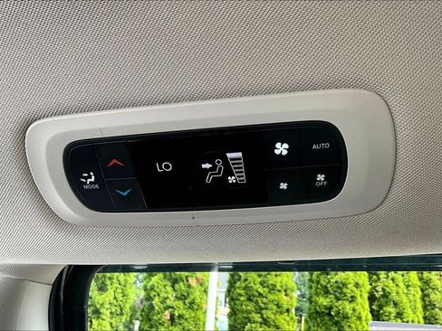 Used 2021 Chrysler Pacifica Touring-L FWD image 10
