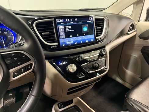 Used 2024 Chrysler Pacifica Touring-L image 78