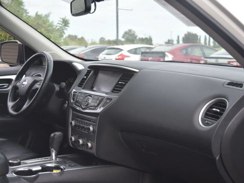 Used 2018 Nissan Pathfinder SL w/ SL Premium Package AWD/4WD image 12