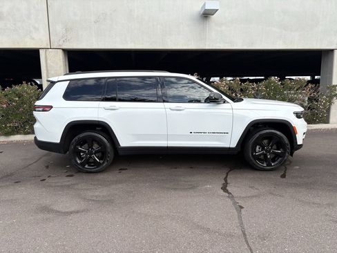 Certified 2023 Jeep Grand Cherokee L Limited w/ Black Appearance Package image 4