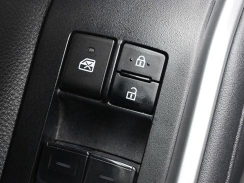Used 2023 Toyota Highlander XLE AWD/4WD image 13