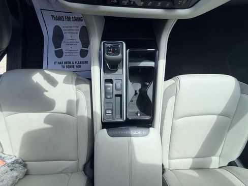 Used 2025 Nissan Pathfinder SL FWD image 10