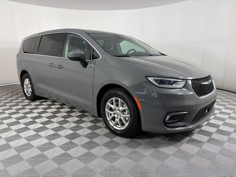 Used 2023 Chrysler Pacifica Touring-L FWD image 1