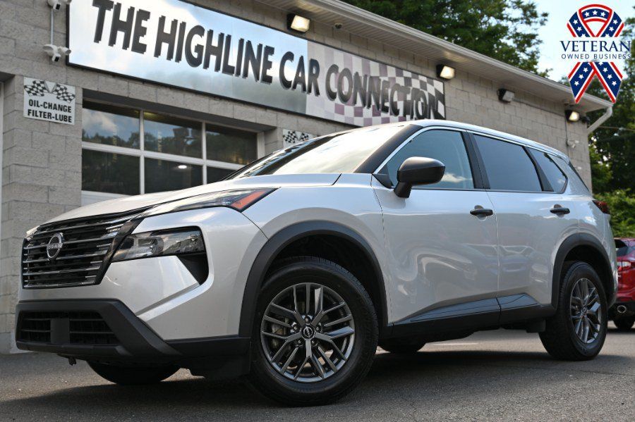 Used 2024 Nissan Rogue S FWD image 1