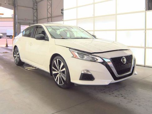 Used 2020 Nissan Altima 2.5 SR w/ Premium Package FWD image 2