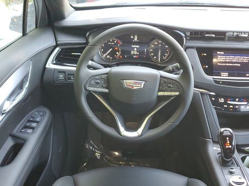 New 2025 Cadillac XT6 Luxury image 15