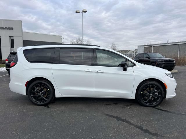 New 2026 Chrysler Pacifica Select w/ S Appearance Package AWD/4WD image 10