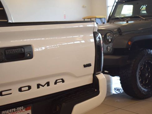 Used 2017 Toyota Tacoma SR5 RWD image 33