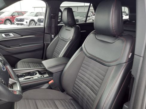 Used 2025 Ford Explorer ST-Line w/ ST-Line Street Pack image 12