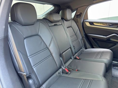 Used 2024 Porsche Cayenne Coupe AWD/4WD image 42