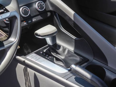 Certified 2023 Hyundai Elantra SE FWD image 24