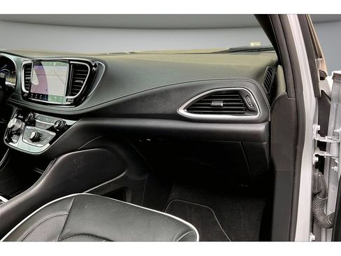 Used 2026 Chrysler Pacifica Premium FWD image 20