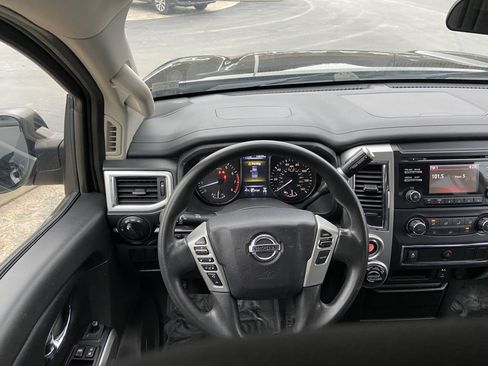 Used 2018 Nissan Titan SV image 8