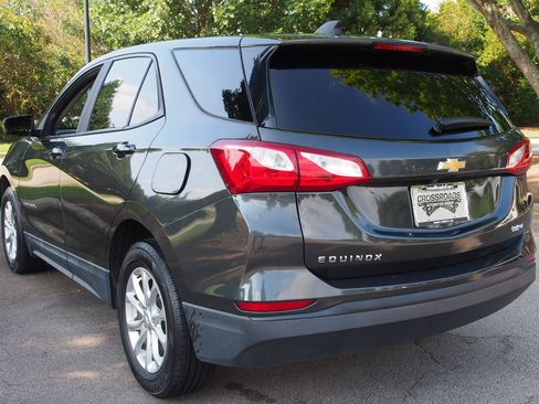 Used 2021 Chevrolet Equinox LS w/ LS Convenience Package FWD image 3