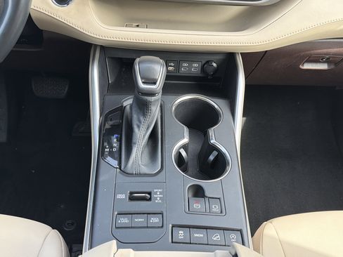 Used 2022 Toyota Highlander XLE AWD/4WD image 22