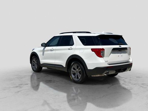 Used 2023 Ford Explorer XLT w/ Equipment Group 202A AWD/4WD image 4
