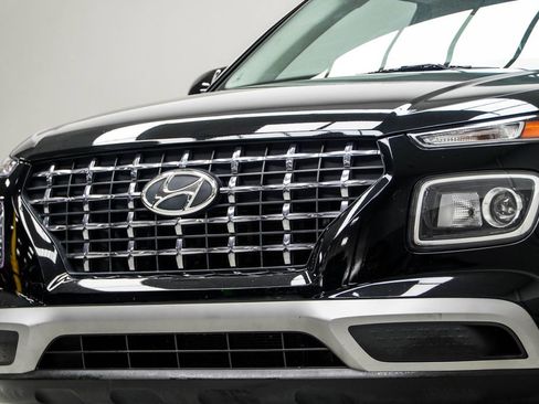 Used 2023 Hyundai Venue SEL image 2