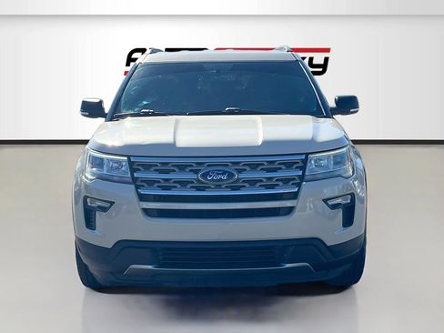 Used 2018 Ford Explorer XLT w/ Equipment Group 201A FWD image 2