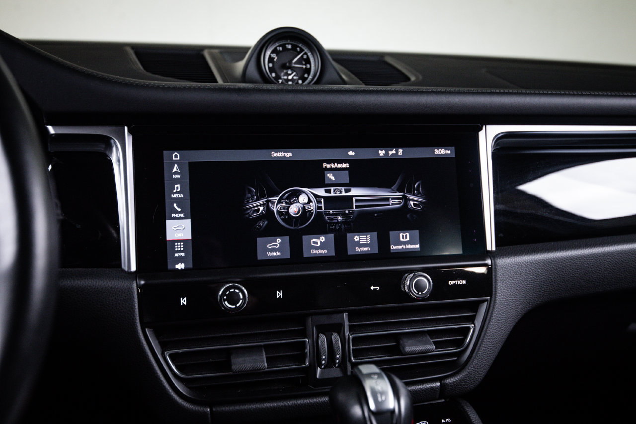 Certified 2023 Porsche Macan AWD/4WD image 18
