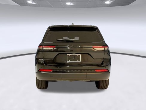 Used 2023 Jeep Grand Cherokee Altitude AWD/4WD image 10