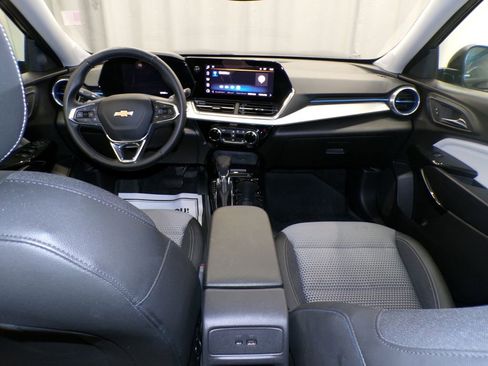 Used 2025 Chevrolet Trax LT w/ Driver Confidence Package image 9