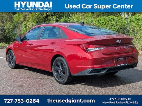 Certified 2023 Hyundai Elantra SEL w/ Preferred Accessory Package FWD image 3