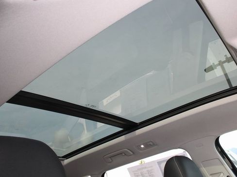 Used 2023 Volkswagen Taos SE w/ Panoramic Sunroof Package image 6