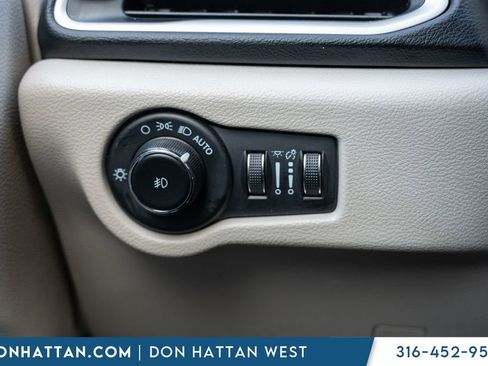 Used 2023 Chrysler Pacifica Touring-L FWD image 16
