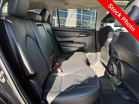 Used 2025 Toyota Highlander XLE image 12