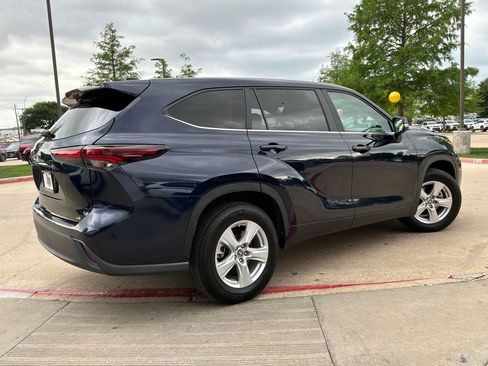 Used 2025 Toyota Highlander LE FWD image 5