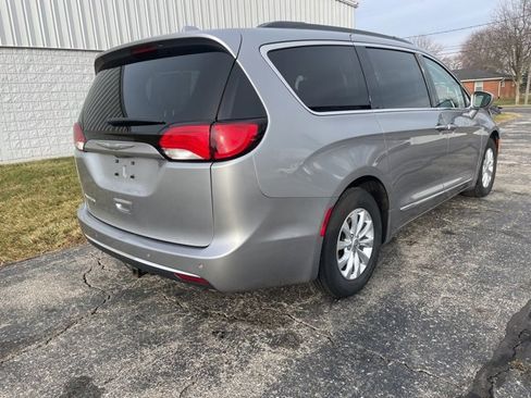 Used 2017 Chrysler Pacifica Touring-L image 13