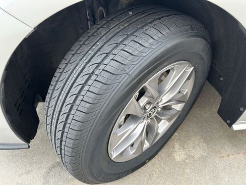 Certified 2025 Toyota Sienna XLE FWD image 11