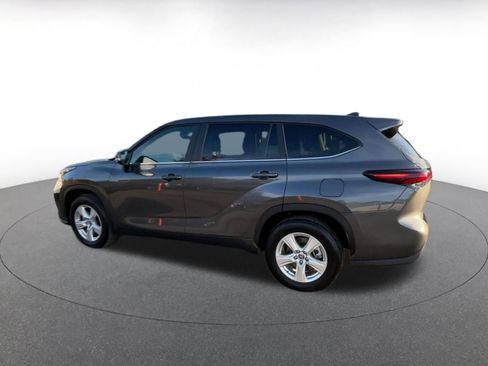 Used 2025 Toyota Highlander LE image 10