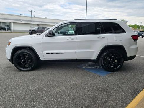 Used 2018 Jeep Grand Cherokee Laredo AWD/4WD image 28