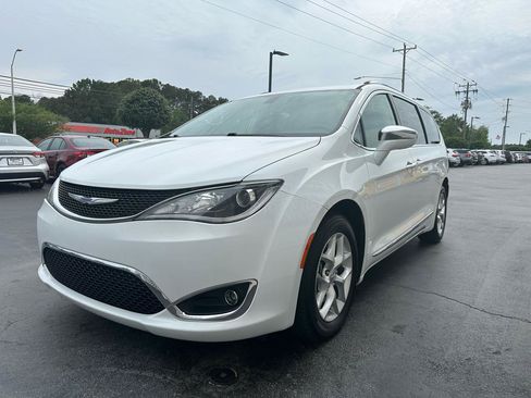 Used 2020 Chrysler Pacifica Limited FWD image 3