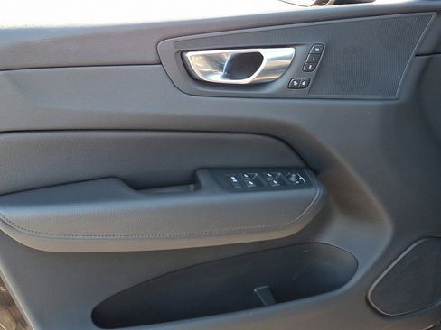 Used 2021 Volvo XC60 T5 Momentum w/ Premium Package image 12