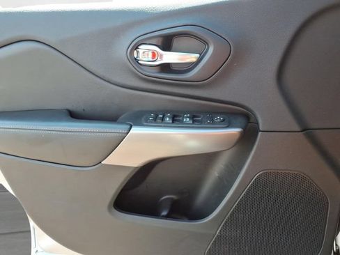Used 2019 Jeep Cherokee Latitude Plus w/ Cold Weather Group AWD/4WD image 16