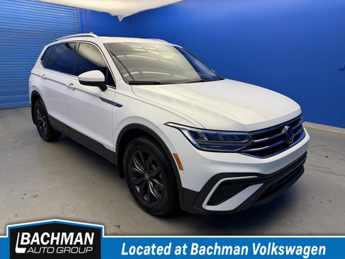 Used 2024 Volkswagen Tiguan SE w/ Panoramic Sunroof Package FWD image 1