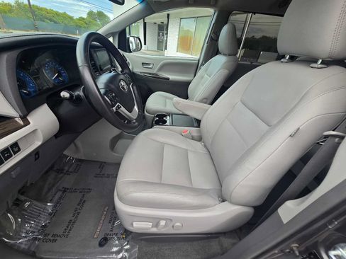 Used 2017 Toyota Sienna XLE w/ XLE Navigation Package FWD image 22