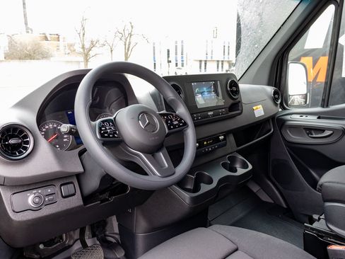Used 2024 Mercedes-Benz Sprinter 2500 image 12