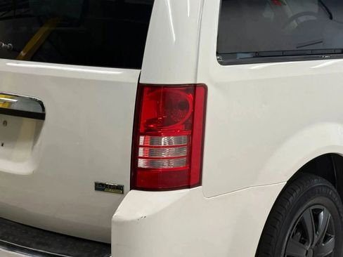 Used 2008 Chrysler Town & Country LX image 10