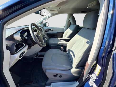 Used 2017 Chrysler Pacifica Touring FWD image 32