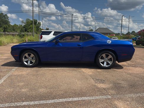 Used 2022 Dodge Challenger SXT RWD image 8