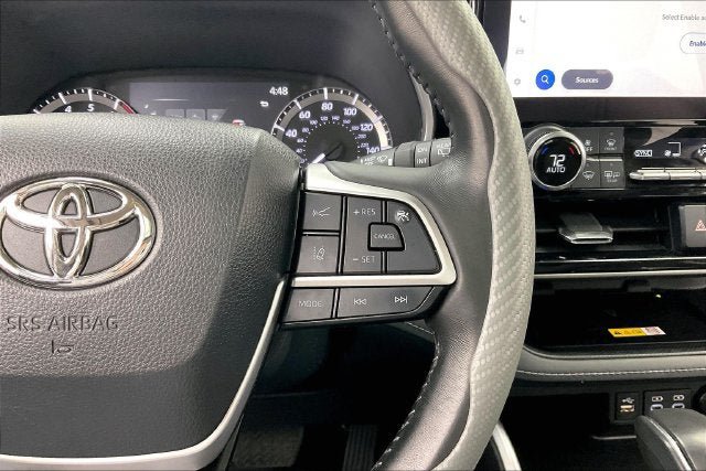 Used 2023 Toyota Highlander XLE AWD/4WD image 24