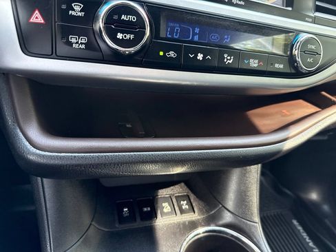 Used 2018 Toyota Highlander Plus AWD/4WD image 41