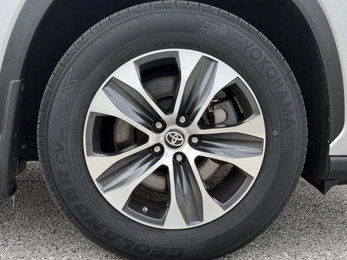 Used 2022 Toyota Highlander XLE AWD/4WD image 32