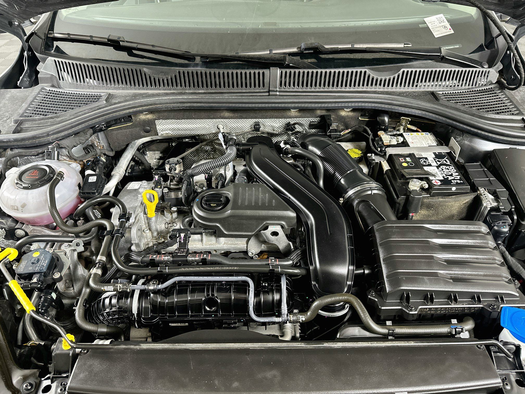 Used 2025 Volkswagen Jetta SE FWD image 32