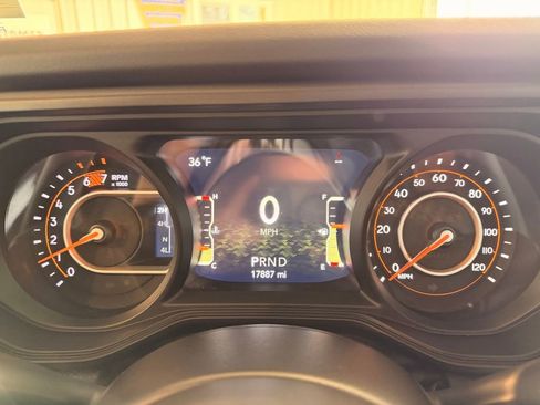 Used 2025 Jeep Wrangler Sahara image 13